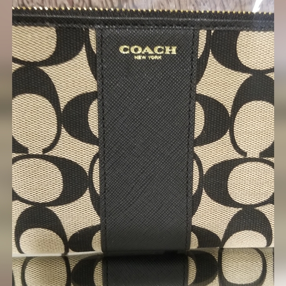 COACH Signature C Zippy Wallet Never Used - Picture 2 of 9